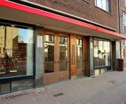 844813 Gezicht op de entree van het woonwinkelpand Nobelstraat 123-135 te Utrecht.